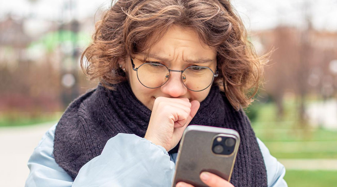 Adolescente consultando una aplicación Adolescente consultando una aplicación