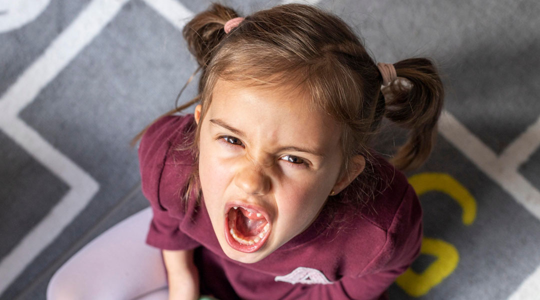 Niña gritando, agresividad infantil Niña gritando, agresividad infantil