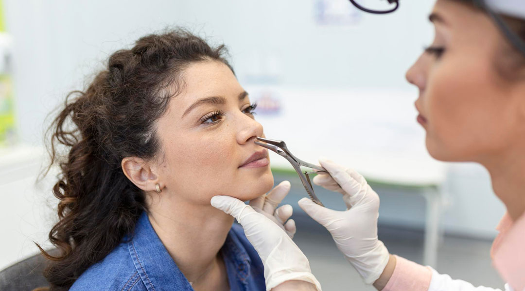 Otorrino revisando nariz