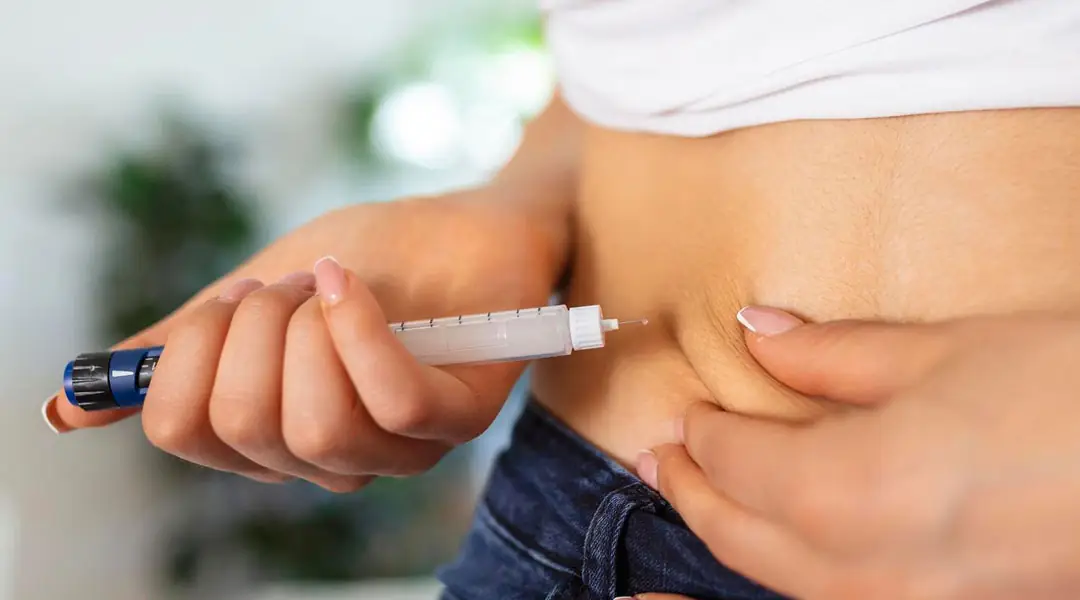 Paciente inyectándose insulina Paciente inyectándose insulina