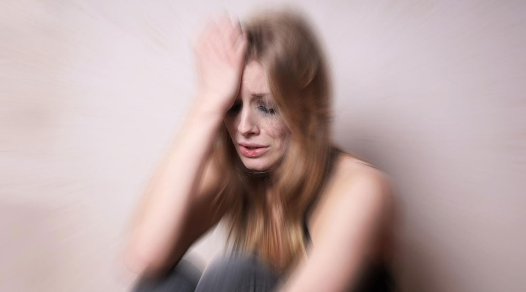 Mujer adulta con trastorno de ansiedad Mujer adulta con trastorno de ansiedad